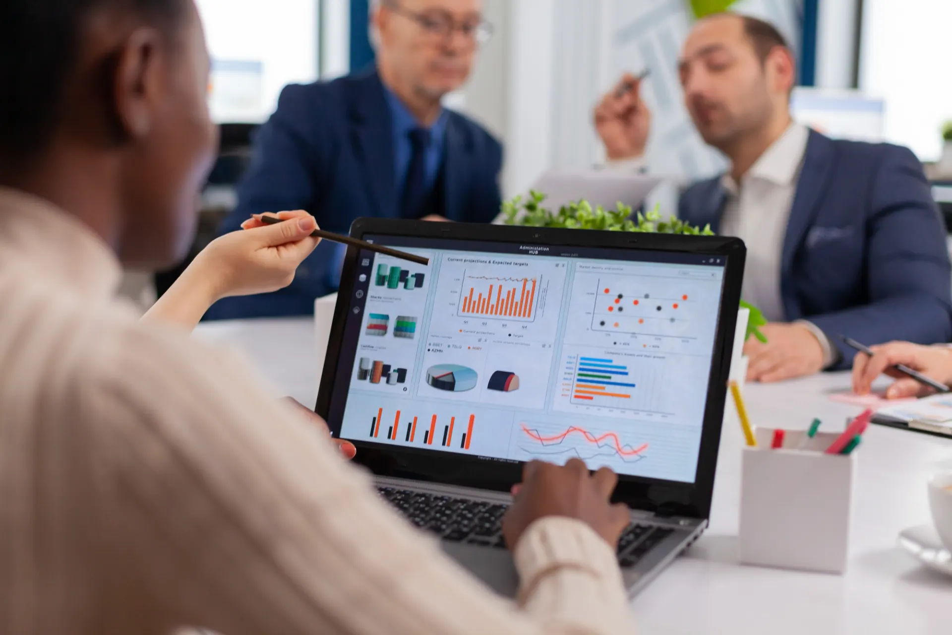 Foto de uma equipe utilizando o SAP Business One e analisando os dashboards e indicadores para acompanhar dados, processos e custos, contribuindo para a gestão integrada de sua empresa.